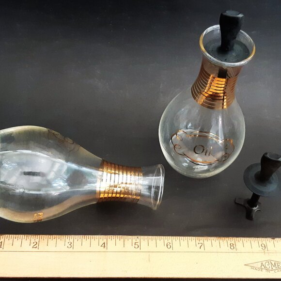 VTG Pyrex Oil & Vinegar Glass Cruets with Tops Gold Bands Original Stoppers - Picture 10 of 12